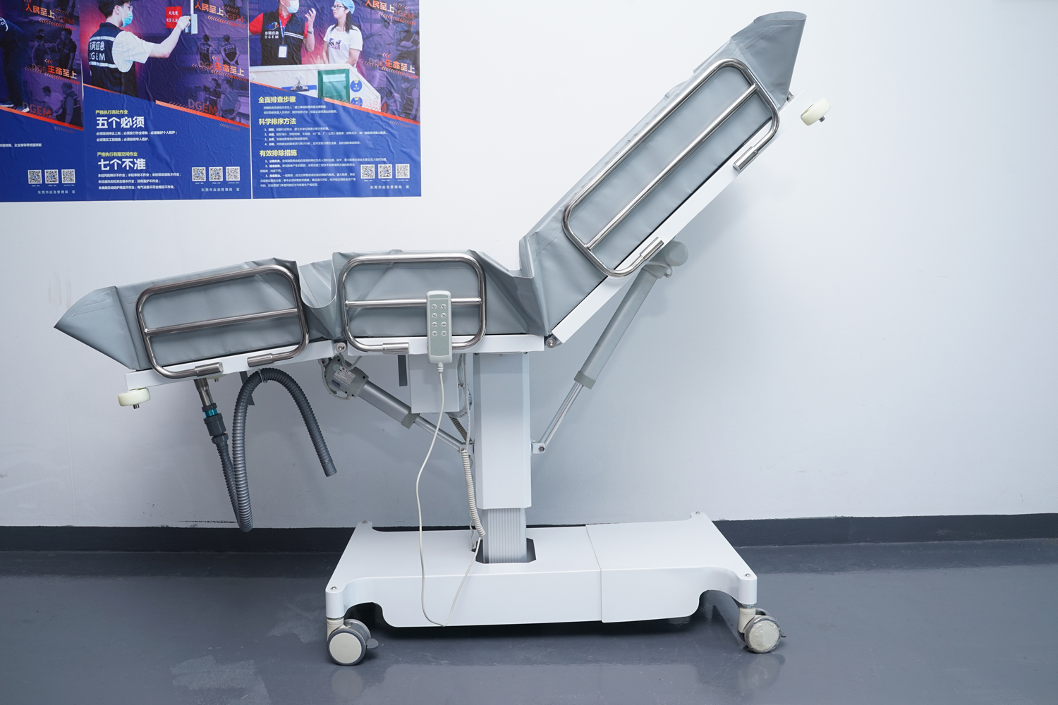 愛樂電動三折式洗澡床、沐浴推床